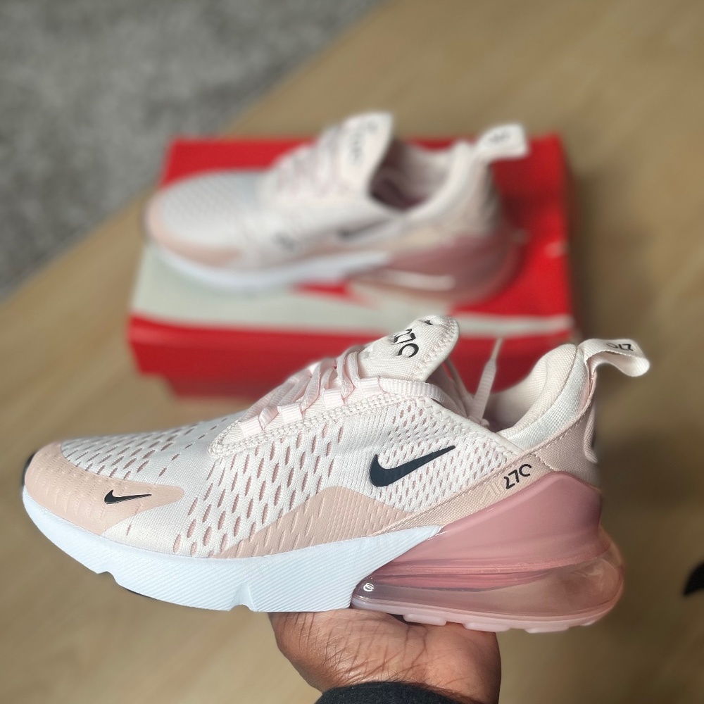 NWOT NIKE AIR MAX 270